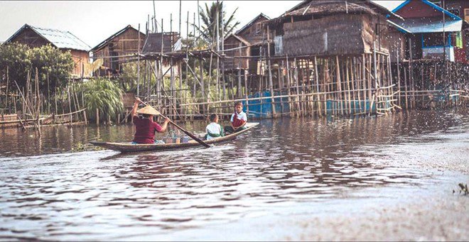 Naunghwe là thị trấn nhỏ, nằm ở phía Bắc hồ Inle. Thị trấn thanh bình với những người dân thân thiện. Bạn có thể tìm thấy những dịch vụ giá rẻ hay những món ăn truyền thống của người Myanmar tại đây.